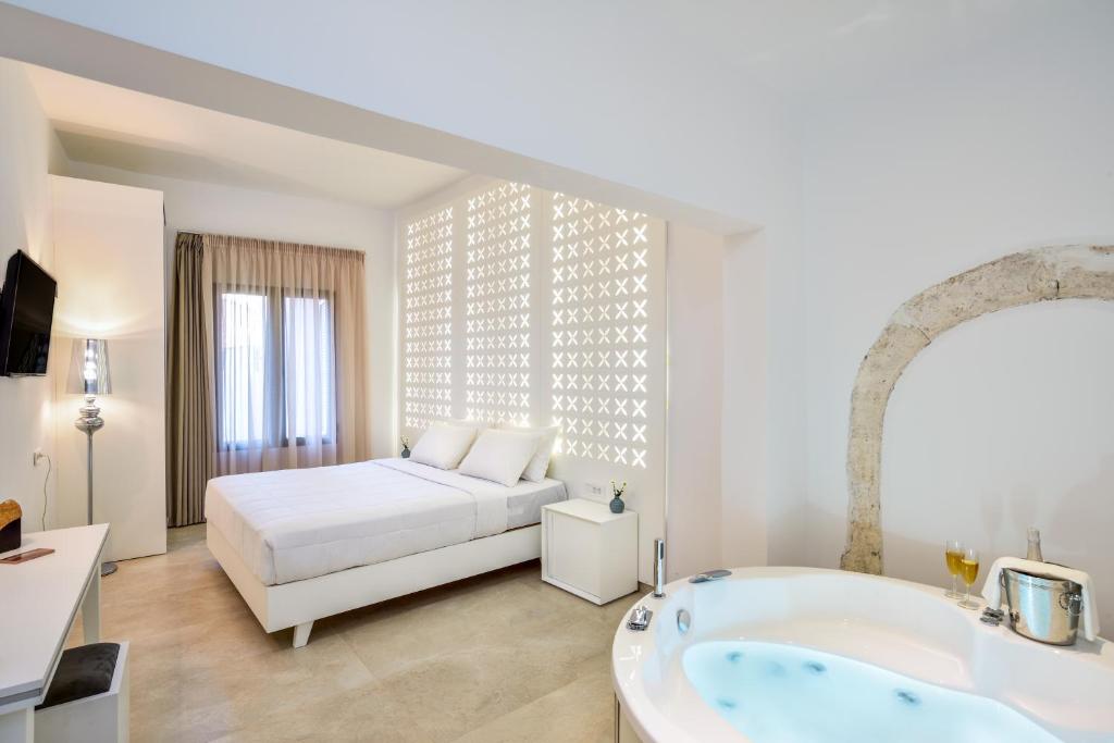干尼亚Elia Portou Luxury Residence的卧室配有床和浴缸