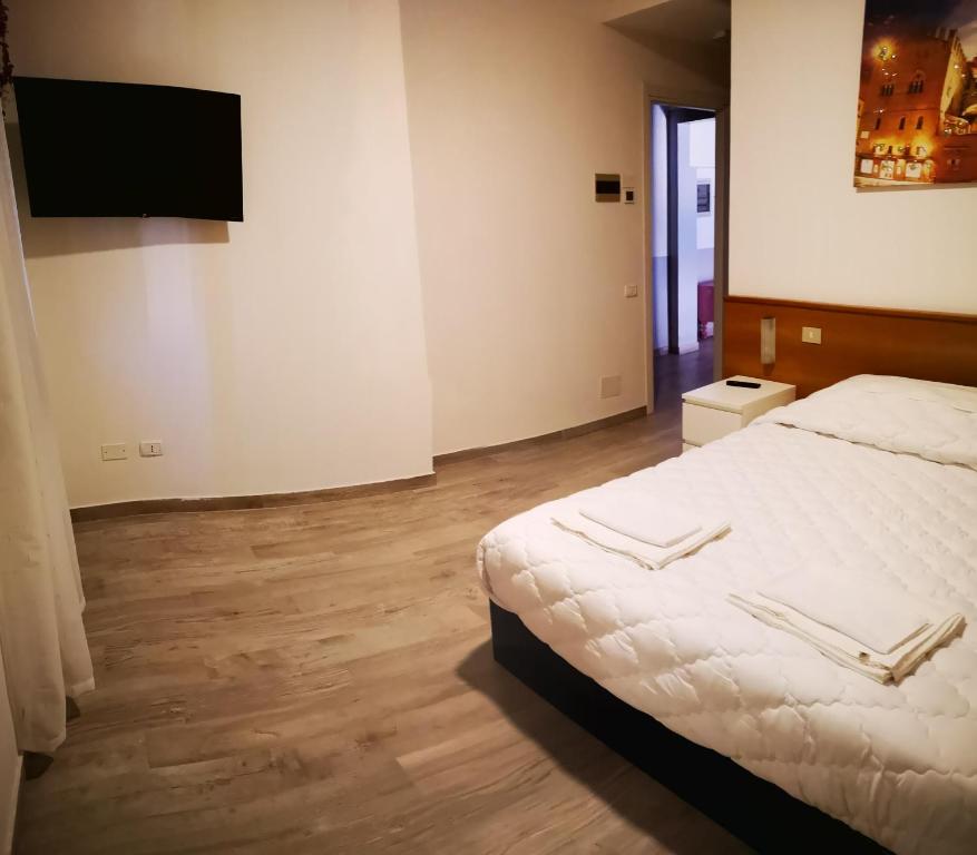 维罗纳Il Glicine的一间卧室配有一张床和一台平面电视