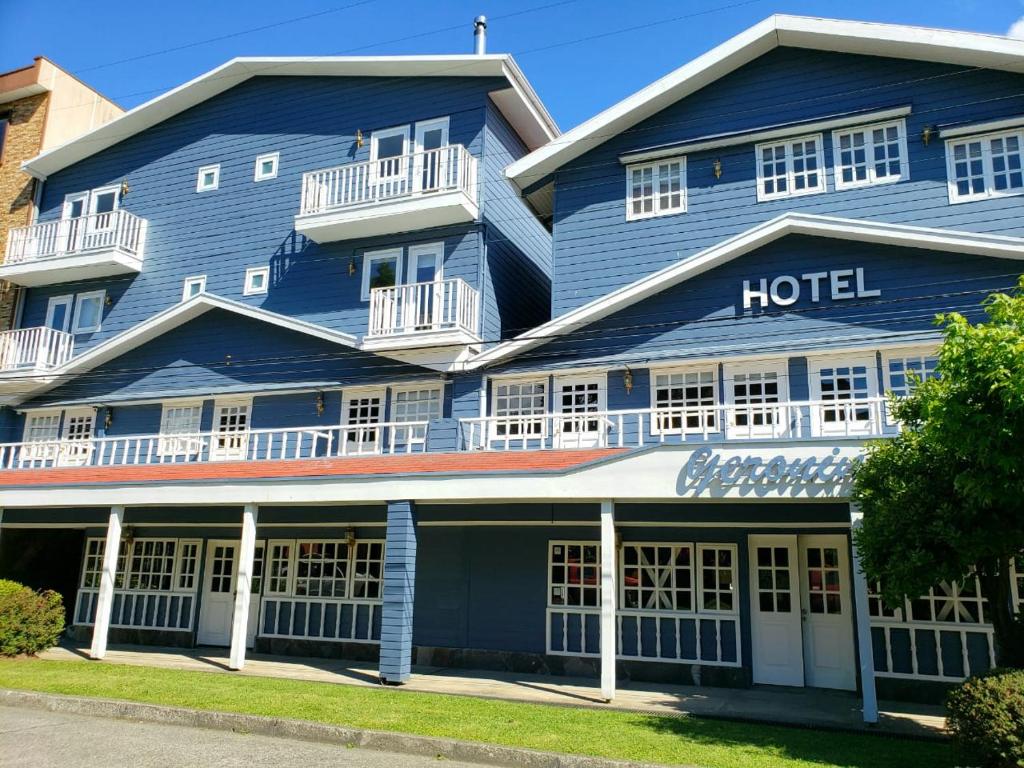 普孔杰罗尼莫宾馆的蓝色建筑的酒店