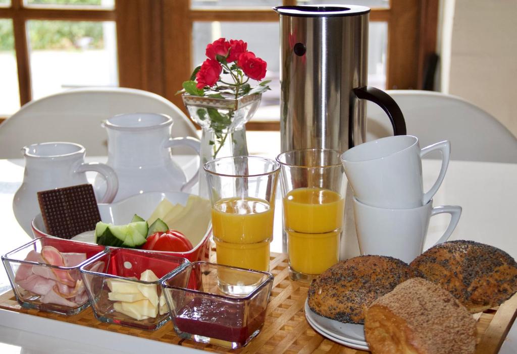 比伦德LILLEVANG APARTMENTs的餐桌,早餐包括面包和橙汁