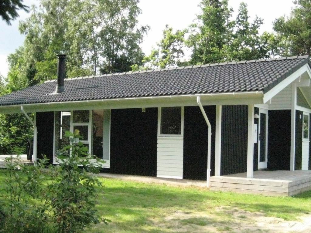 Engesvang6 person holiday home in Silkeborg的黑白房子,设有门廊