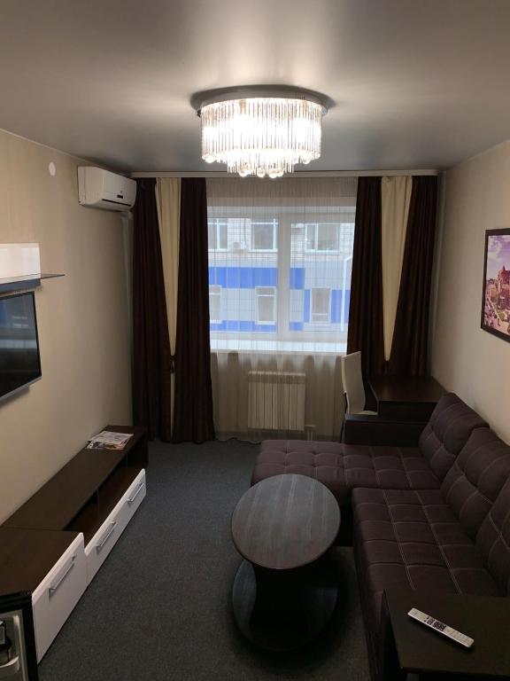 巴尔瑙尔普雷斯提吉酒店的带沙发和吊灯的客厅