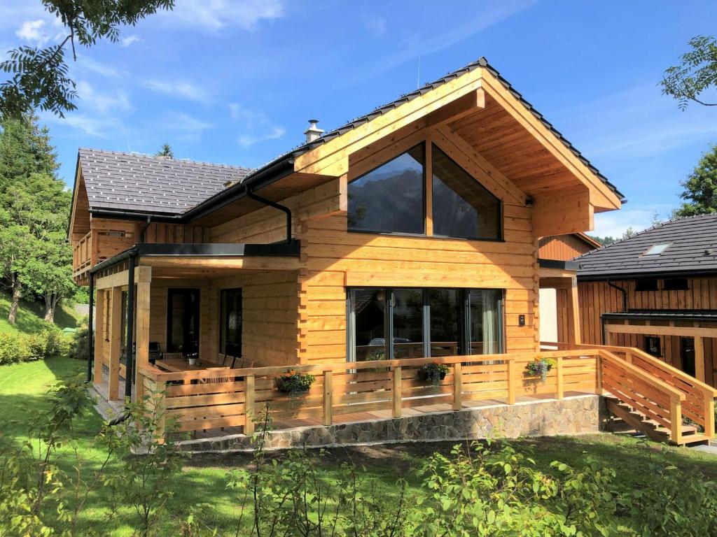 陶普利茨Chalet in Tauplitz with sauna in ski area的庭院内带大甲板的木屋