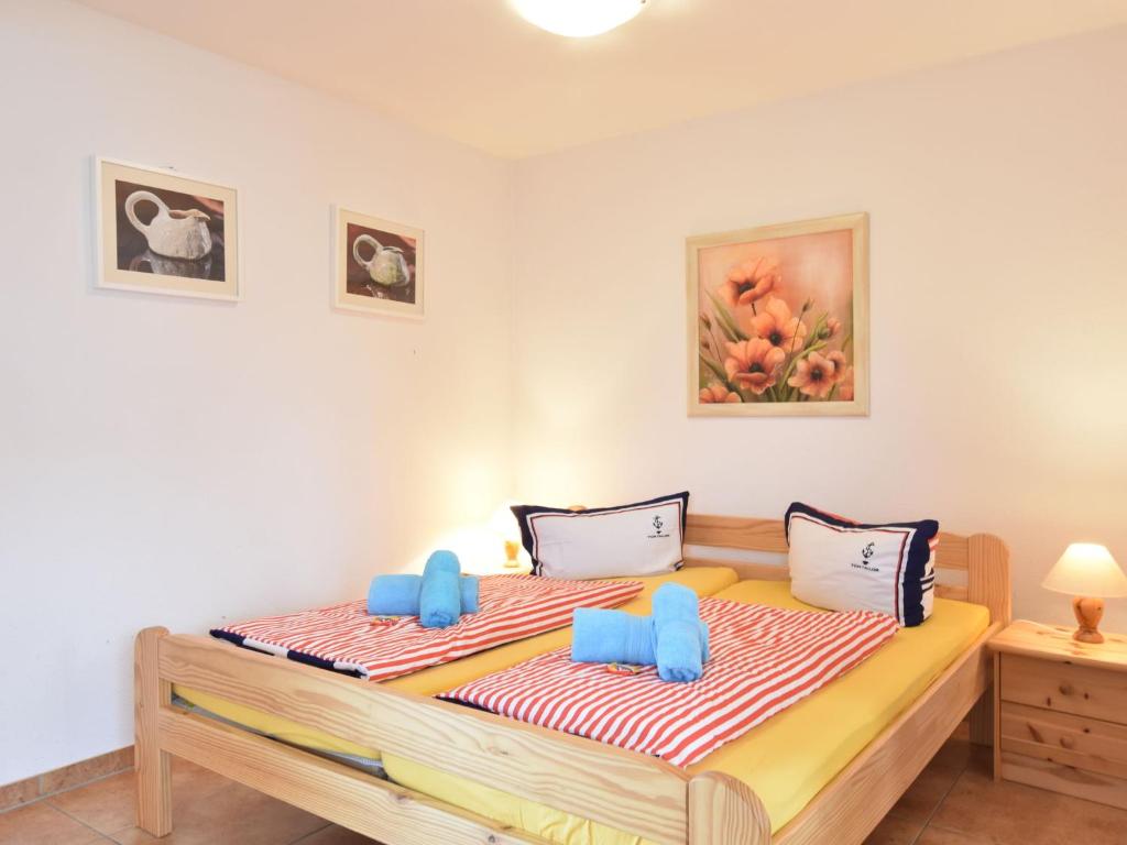 奥斯特巴德里克Delightful Bungalow in Rerik near Baltic Sea Coast的一间卧室配有一张带蓝色枕头的床。