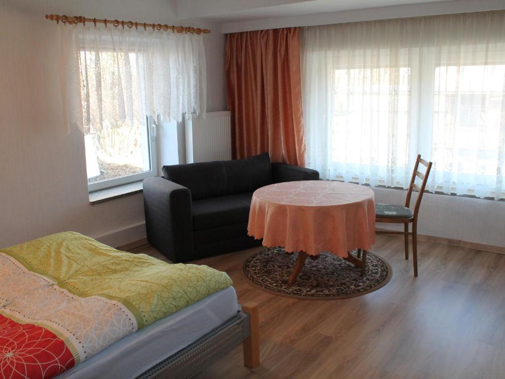 克勒珀林Cheerful Apartment in Brusow with Terrace, Garden and Barbecue的客厅配有沙发和桌子