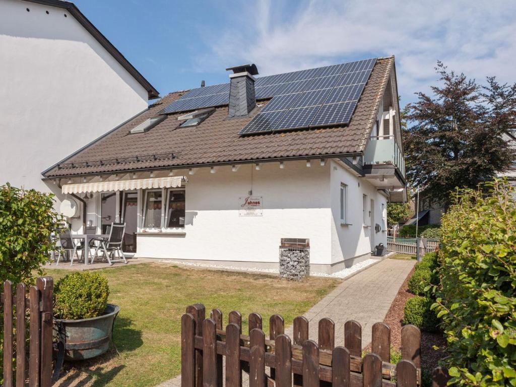 温特贝格Holiday home in Winterberg with sauna的屋顶上设有太阳能电池板的房子