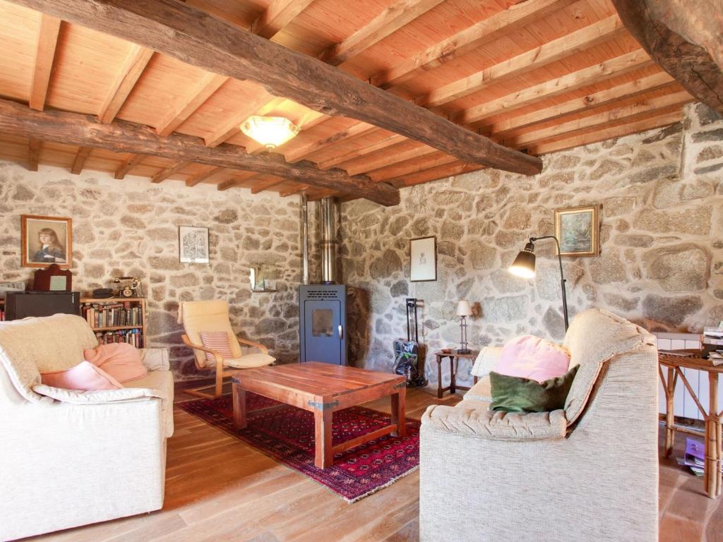 CastillónBelvilla by OYO Casa Ribeira Sacra的客厅配有两把椅子和一张桌子
