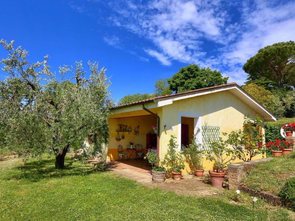 Civitella dʼAglianoBelvilla by OYO Casaletto Graffi的一座小黄房子,在院子里种有植物