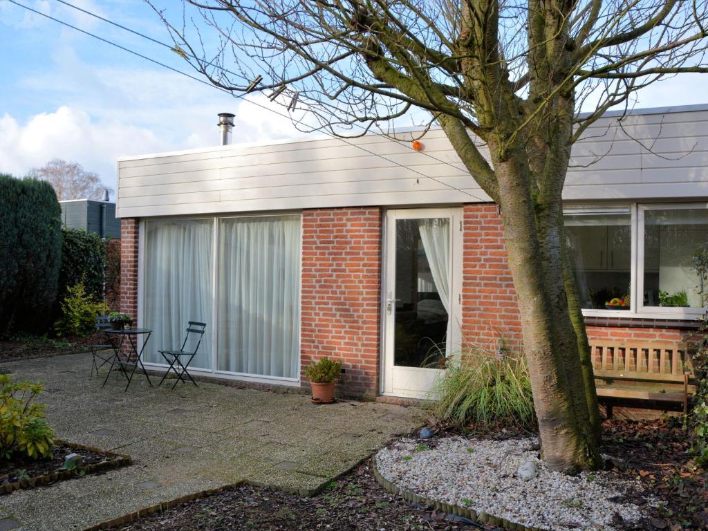 诺德克豪特Modern bungalow in South Holland的一个小红砖房子,有窗户