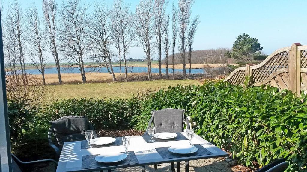 海利根港Seepark Seepark 3f的蓝色的桌椅,享有湖景