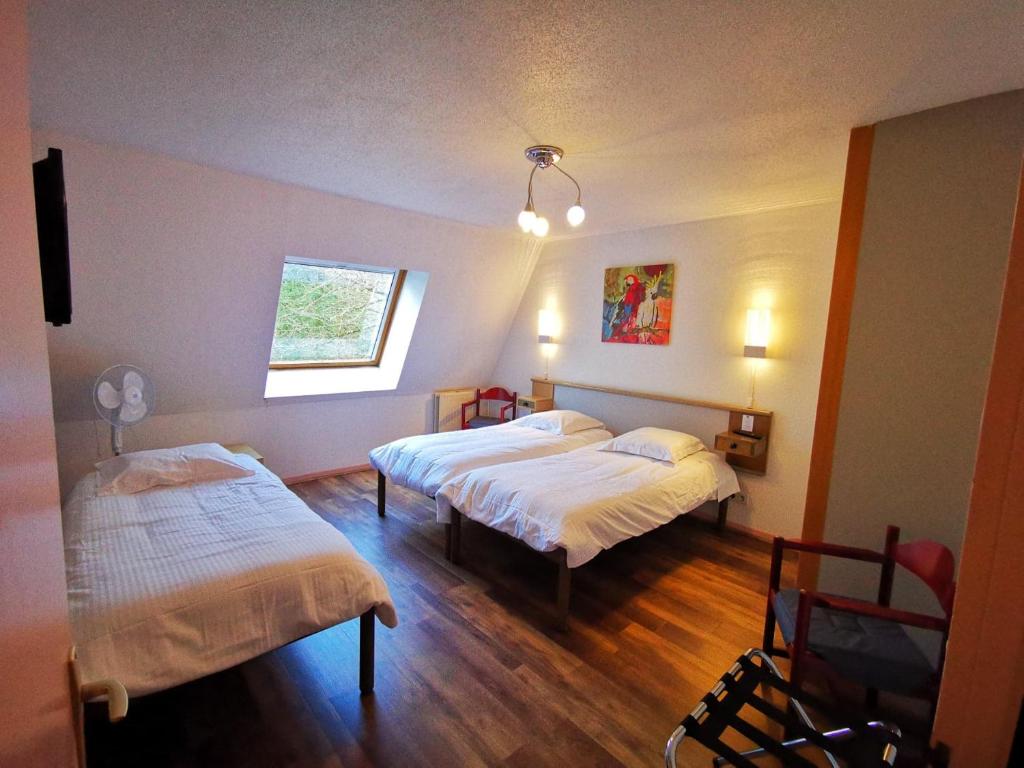 岩尼维利源泉公寓酒店的客房设有两张床和窗户。