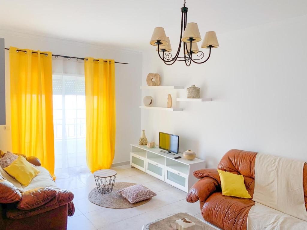 拉戈阿Apartamento T2 Carvoeiro-Lagoa preços acessíveis的带沙发和电视的客厅