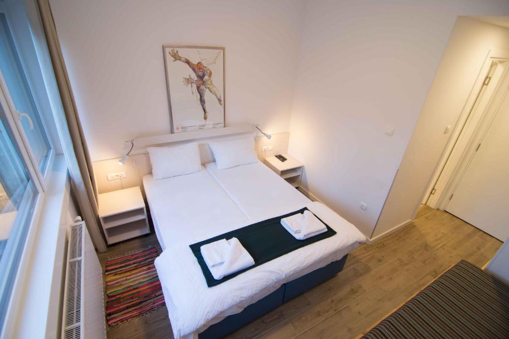 别拉什尼察Staza Resort的一间小卧室,配有带两个枕头的床
