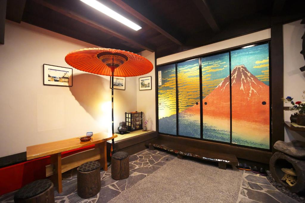 高山飛騨高山浮世絵INN画侖的客房设有山景大窗户。