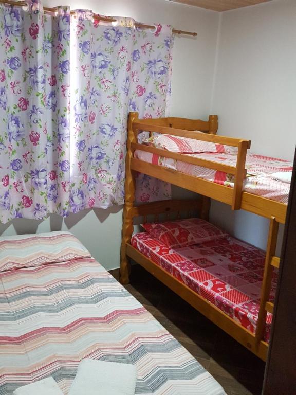 巴拉迪圣若昂Quitinete -Tamoios - Cabo Frio的一间卧室设有两张双层床和一扇窗户。