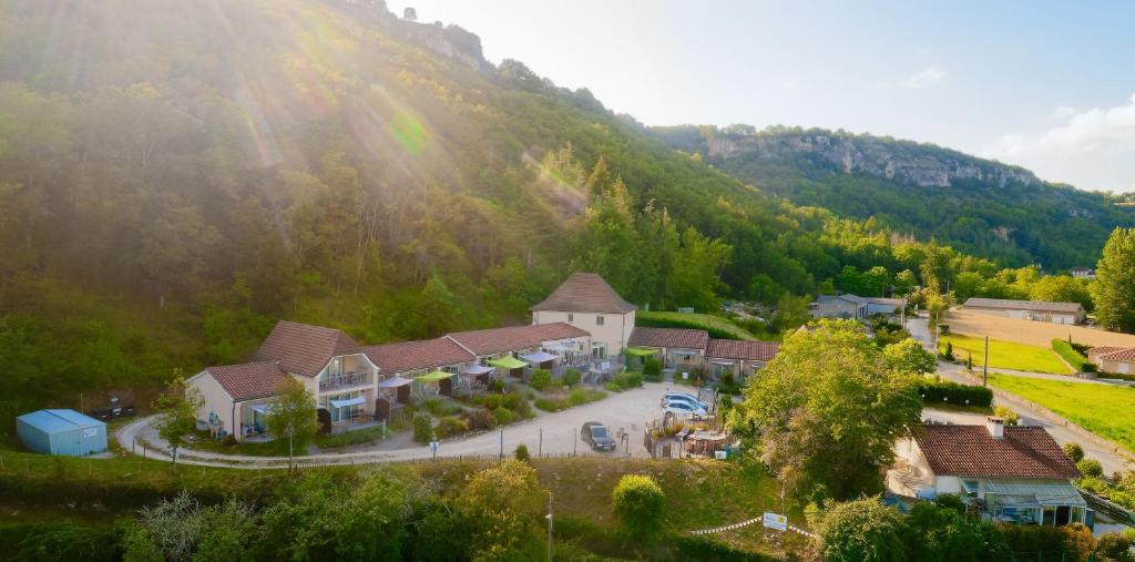卡雅克佩拉德酒店的山中村庄的空中景观