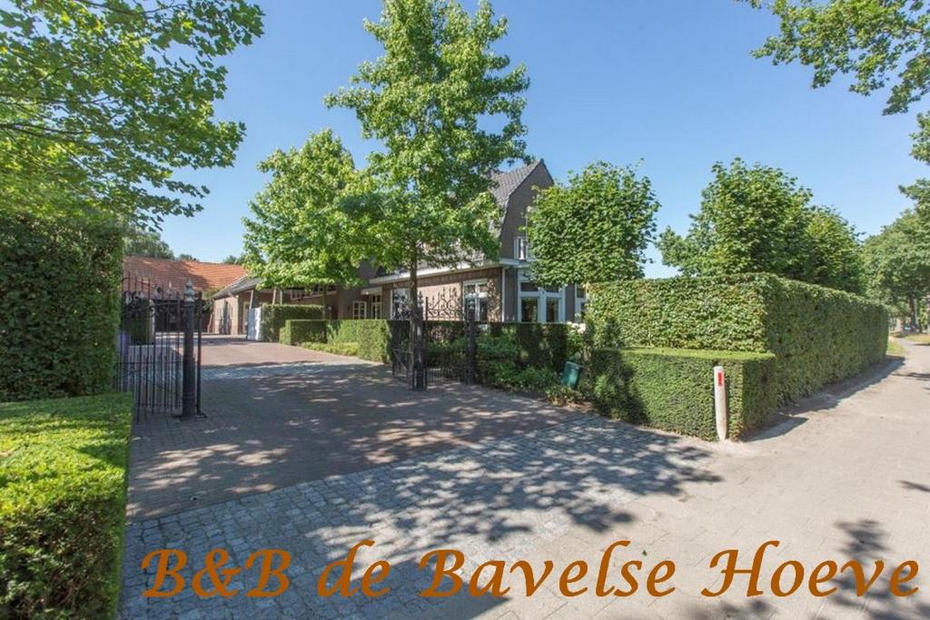 BavelB&B Bavelse Hoeve的车道前有 ⁇ 围的房屋