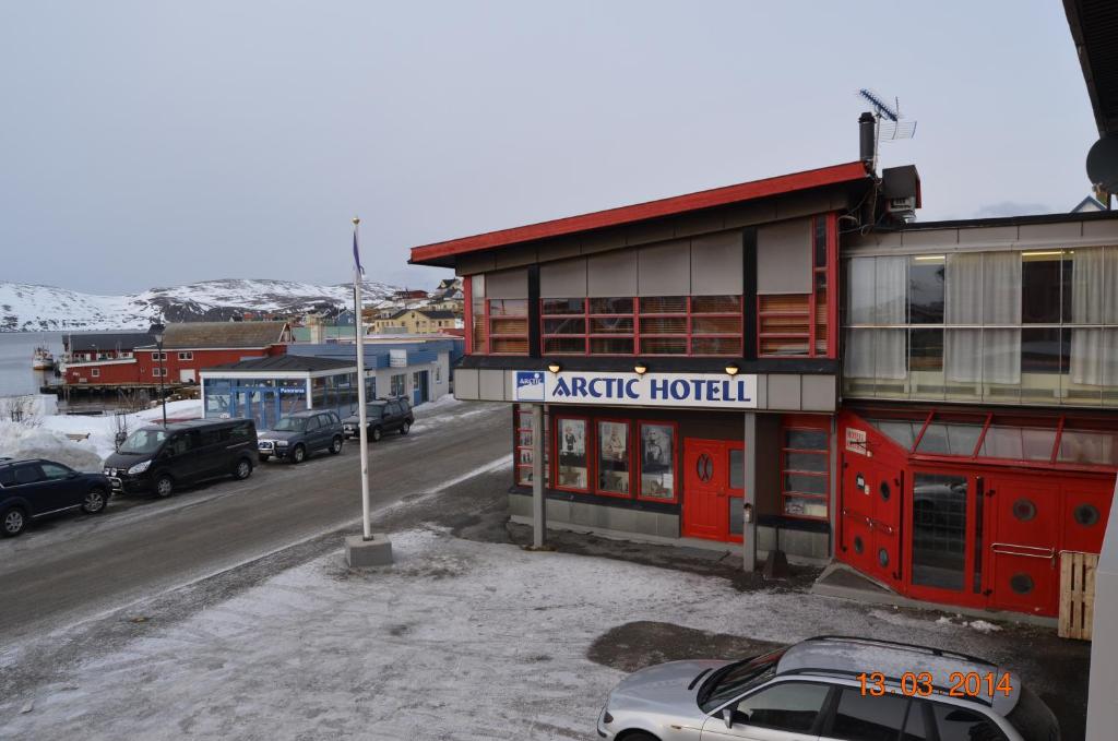 梅哈姆梅港北极酒店 的停在大楼前的汽车