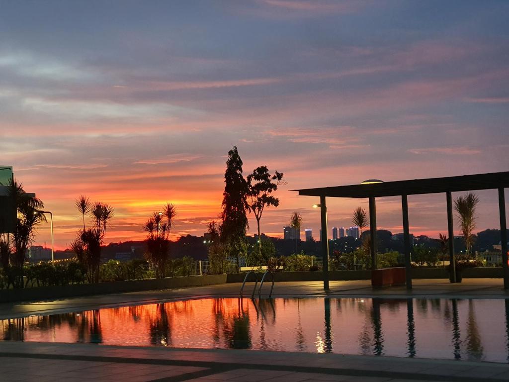 莎阿南Vista Royal Homestay的游泳池的日落美景