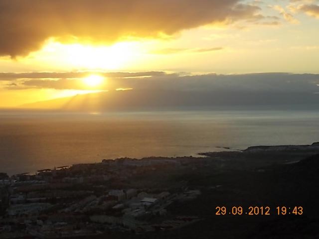 阿德耶Villa Juliana的太阳落在海洋上的图像