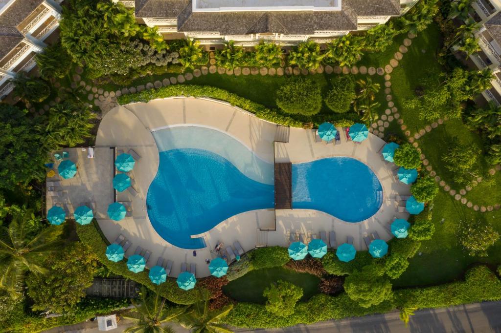 圣詹姆斯海滩景观酒店的享有度假村游泳池的顶部景致