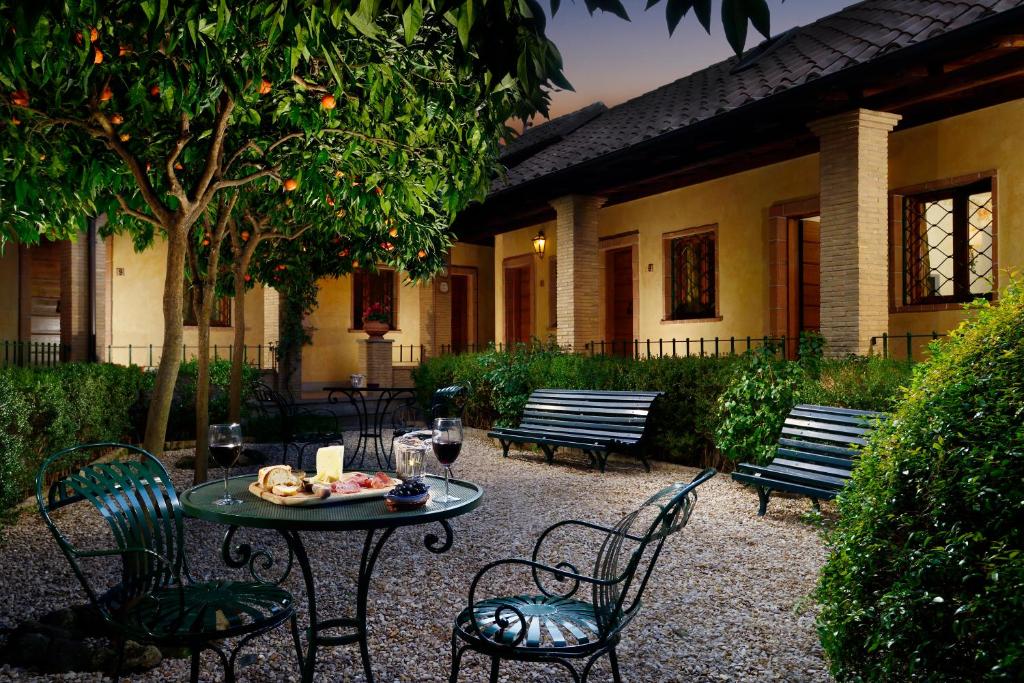 罗马桑塔玛利亚酒店的庭院配有椅子和桌子,上面有食物