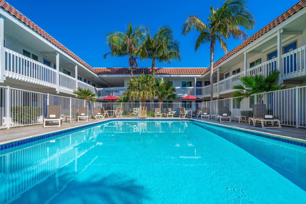 卡宾特里拉圣巴巴拉市6号汽车旅馆 - 卡宾特利亚南部的棕榈树酒店前的游泳池