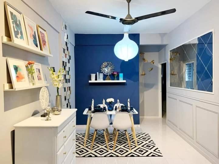 普特拉贾亚Maya Homestay Putrajaya Unit Dua的一间设有桌子和蓝色墙壁的用餐室