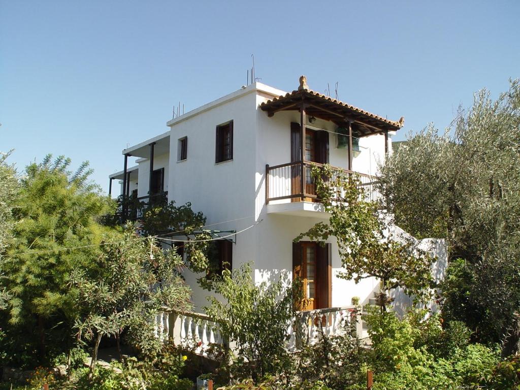 斯科派洛斯Platanakia的带阳台和树木的白色房屋