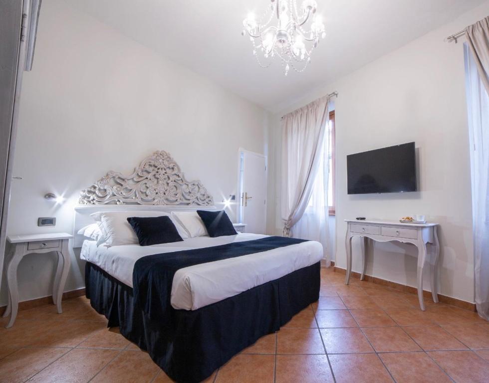 佛罗伦萨Residenza Florentia的一间卧室配有一张大床和电视