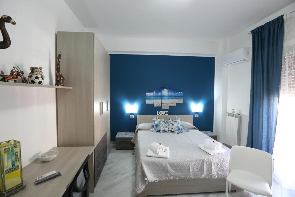 卡尔塔尼塞塔B&B ANGELO的一间卧室设有一张床和蓝色的墙壁