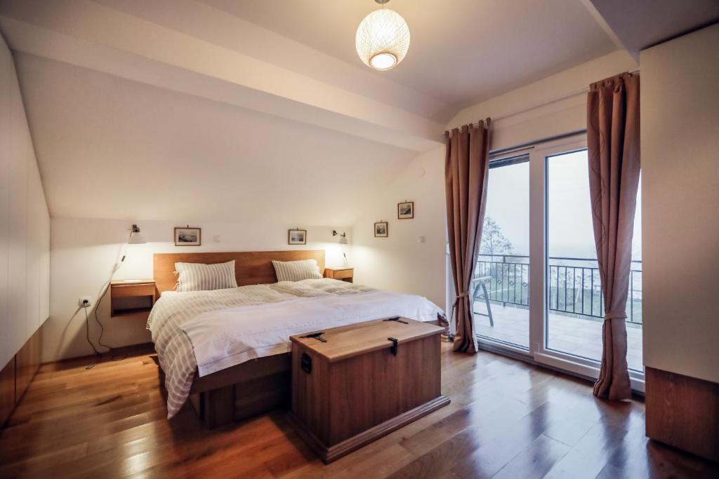 ŠarengradRural House Veranda的一间卧室设有一张床和一个大窗户