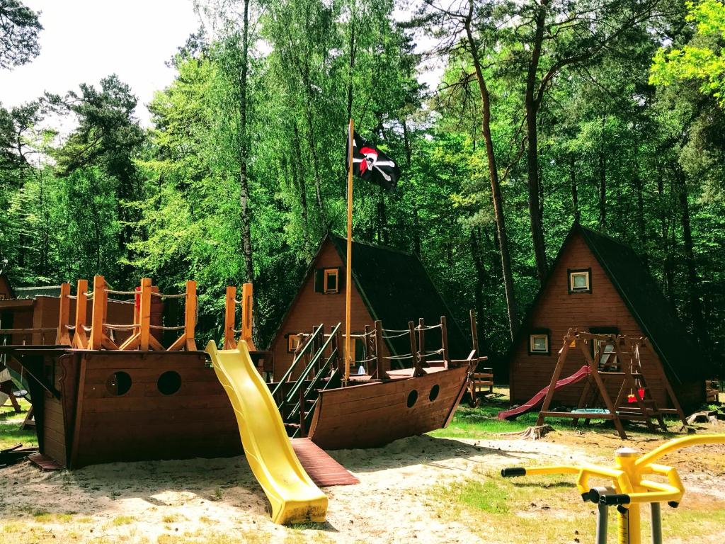 博格泽利卡Domki Letniskowe MAJA的一个带滑梯和海盗船的游乐场