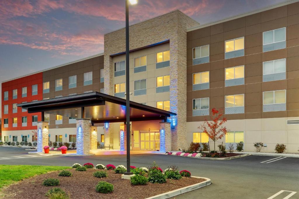 米德尔敦Holiday Inn Express & Suites - Middletown - Goshen, an IHG Hotel的医院大楼前方的 ⁇ 染