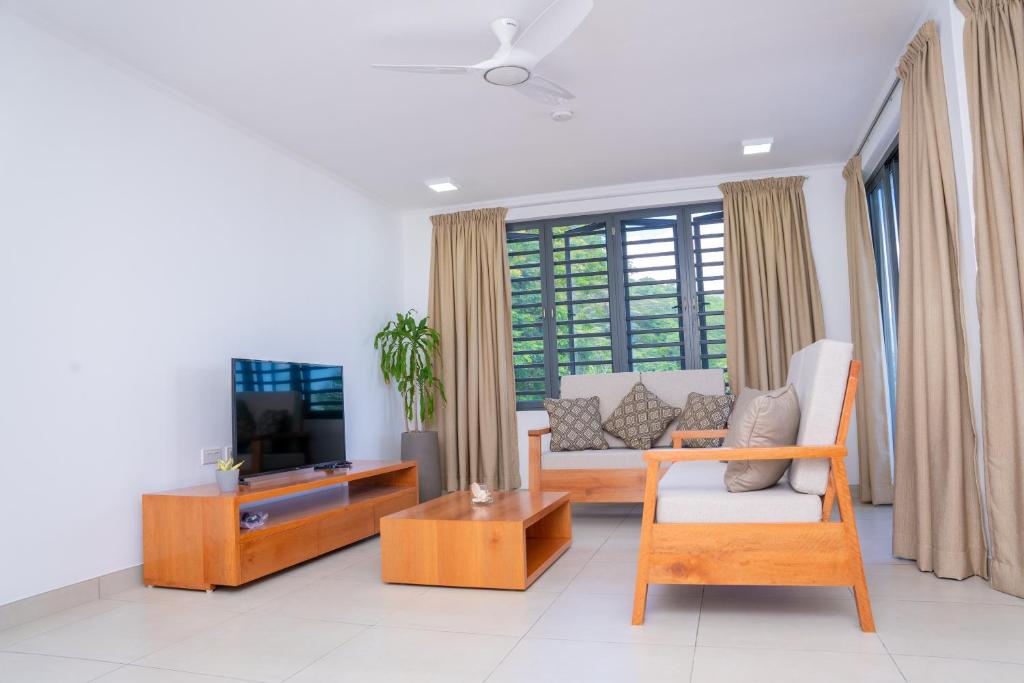 维多利亚Kolibri Holiday Apartments的带沙发和电视的客厅
