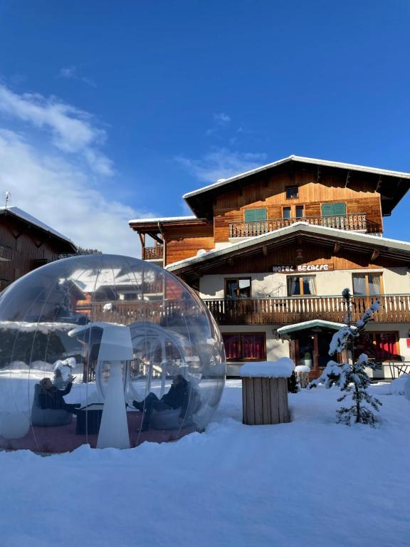 莫尔济讷Hotel Bel'alpe的小屋前雪中冰屋