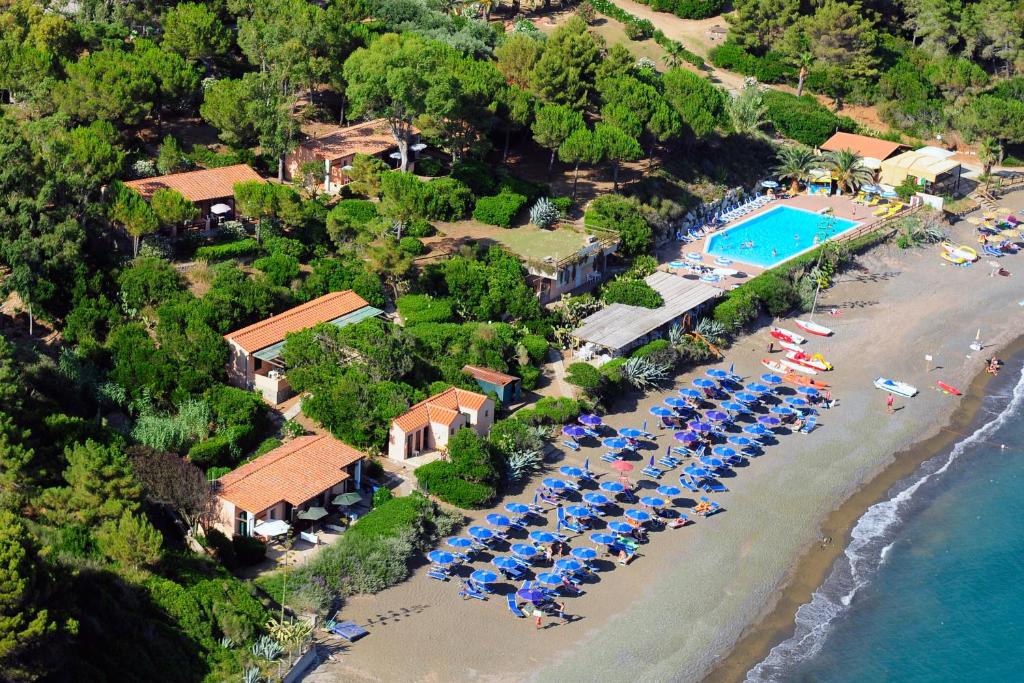 拉科纳向南酒店的享有度假胜地的空中景致,设有海滩遮阳伞