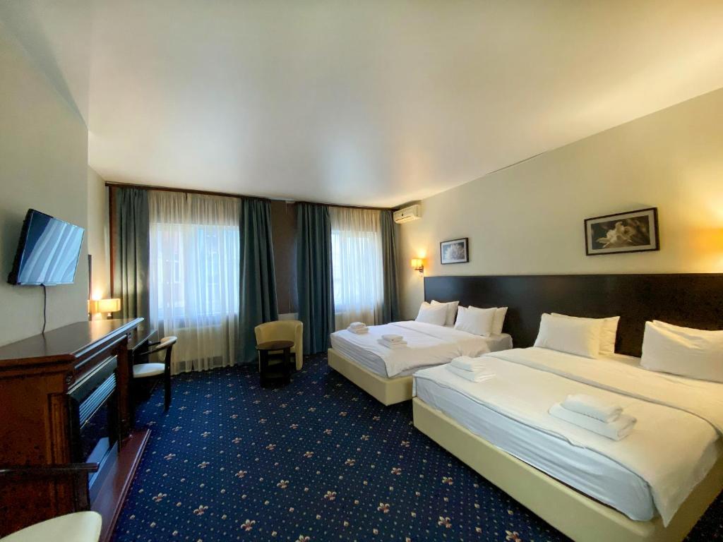 基辅伊利斯酒店的酒店客房设有两张床和电视。