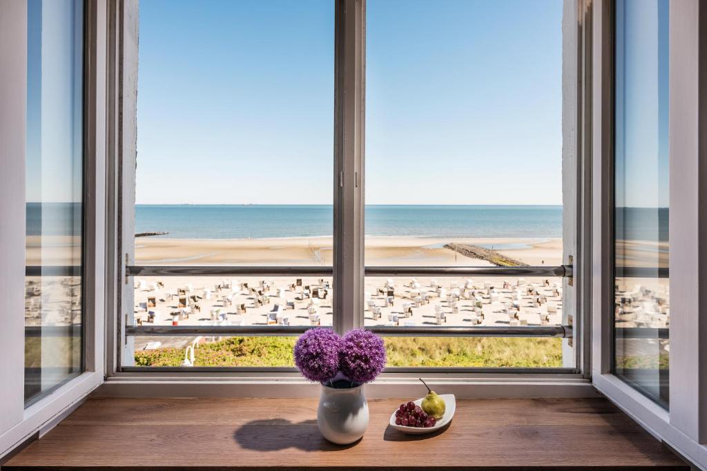 万根沃格Strandhotel Gerken的窗户,花瓶,享有海滩美景