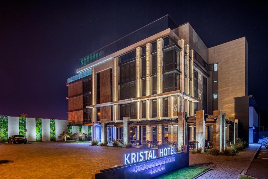 福克沙尼Hotel Kristal Focsani的akritkrit酒店是一家豪华的夜间酒店。