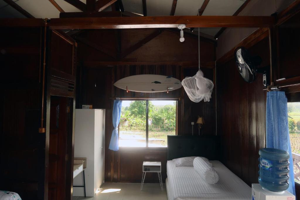 苏加武眉Arya's Surf Camp的小房间设有床和窗户