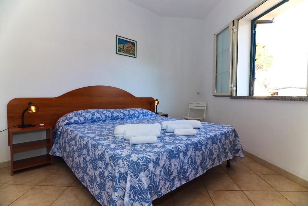 帕尔盖利亚马雷布鲁之家度假屋的一间卧室配有一张带两个枕头的床