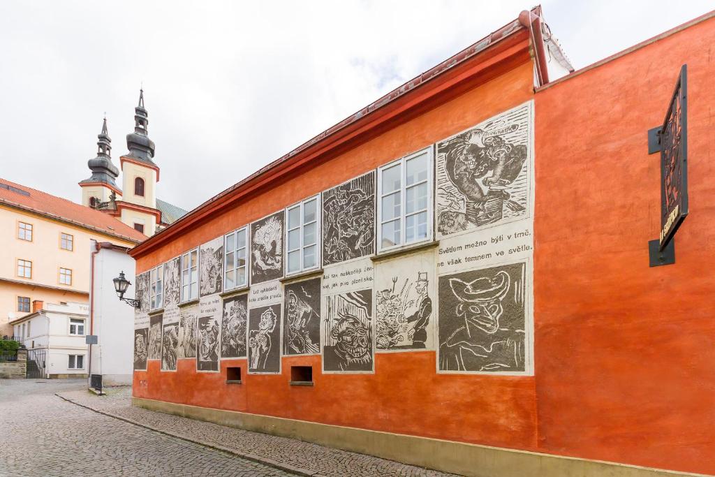 利托米什尔帕赛卡旅馆的画画在建筑物的侧面的壁画