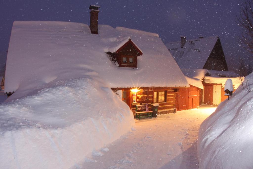 哈拉霍夫Chaloupka Harrachov的积雪覆盖的房屋