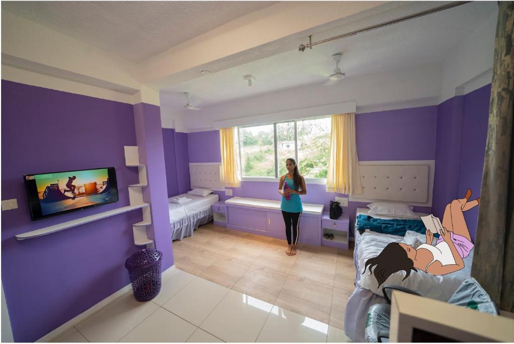 门格洛尔NIASHA的站在紫色墙壁的卧室中的女人