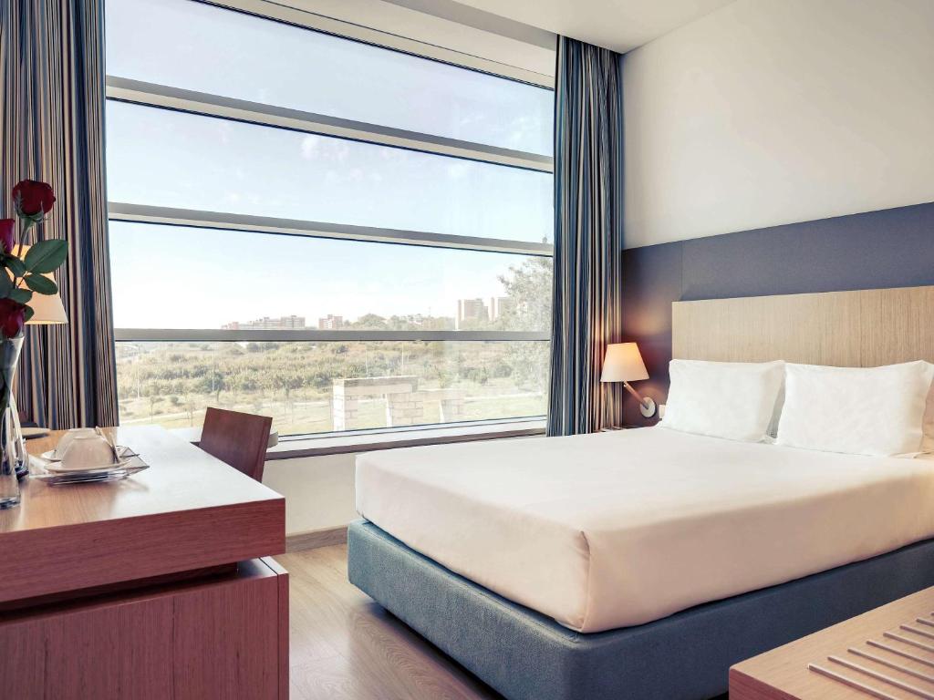 阿尔马达里斯本美居酒店客房内的一张或多张床位
