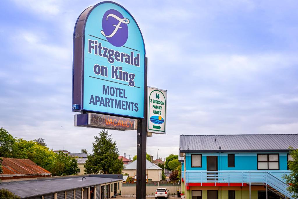 提马鲁Fitzgerald on King的停车场的酒店标志
