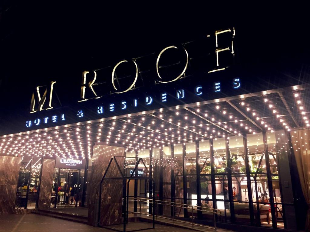 怡保M Roof Hotel & Residences的带有角色商店标志的建筑