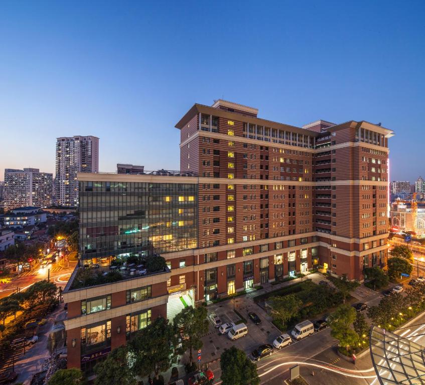 上海上海黄浦碧云苑服务公寓的城市中一座大建筑的顶部景观