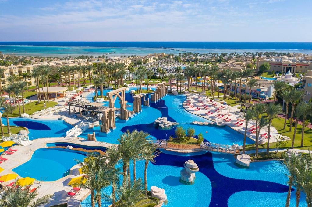 沙姆沙伊赫Rixos Premium Seagate - Ultra All Inclusive的享有度假村水上公园的空中景致